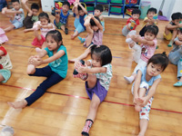 暖身運動預備起，舞動活力童心園